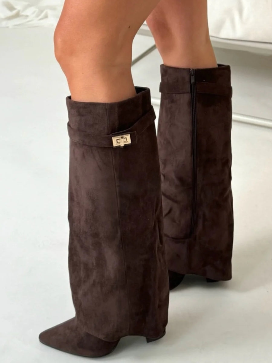 ALVINA | Luxe Wildleder-Look Hohe Stiefel mit Goldakzent