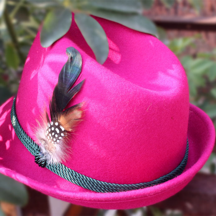 Damen Fedora Hut mit Feder – Eleganter Filzhut im Oktoberfest & Street Style Look für modebewusste Frauen