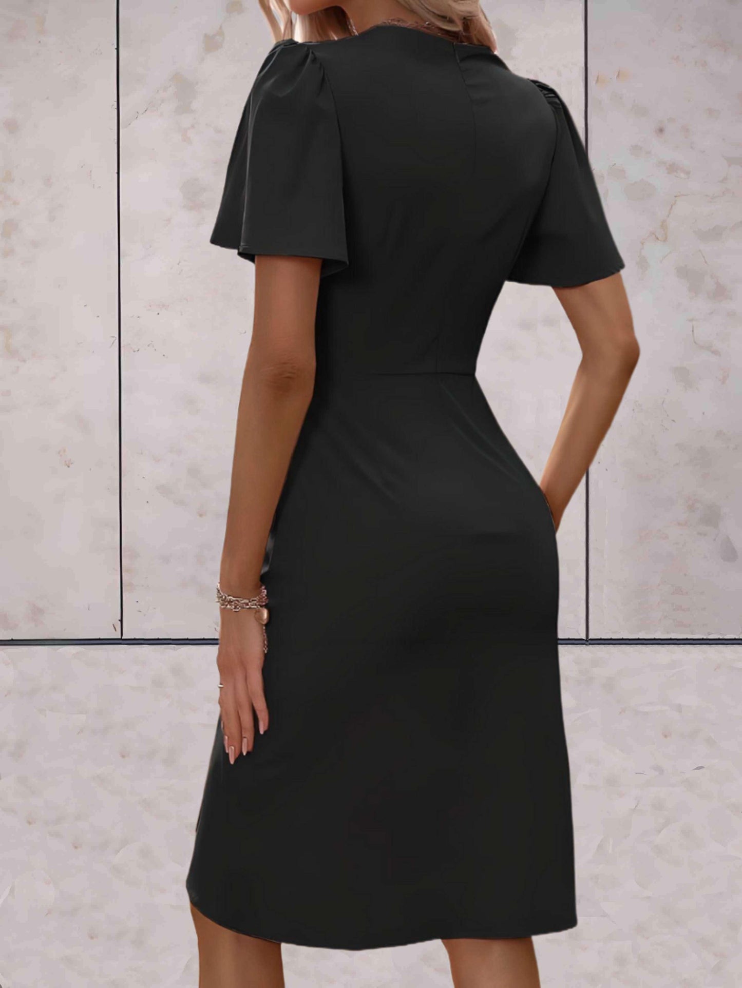 LEONA | Klassisches Wickelkleid mit V-Ausschnitt und Blumendesign
