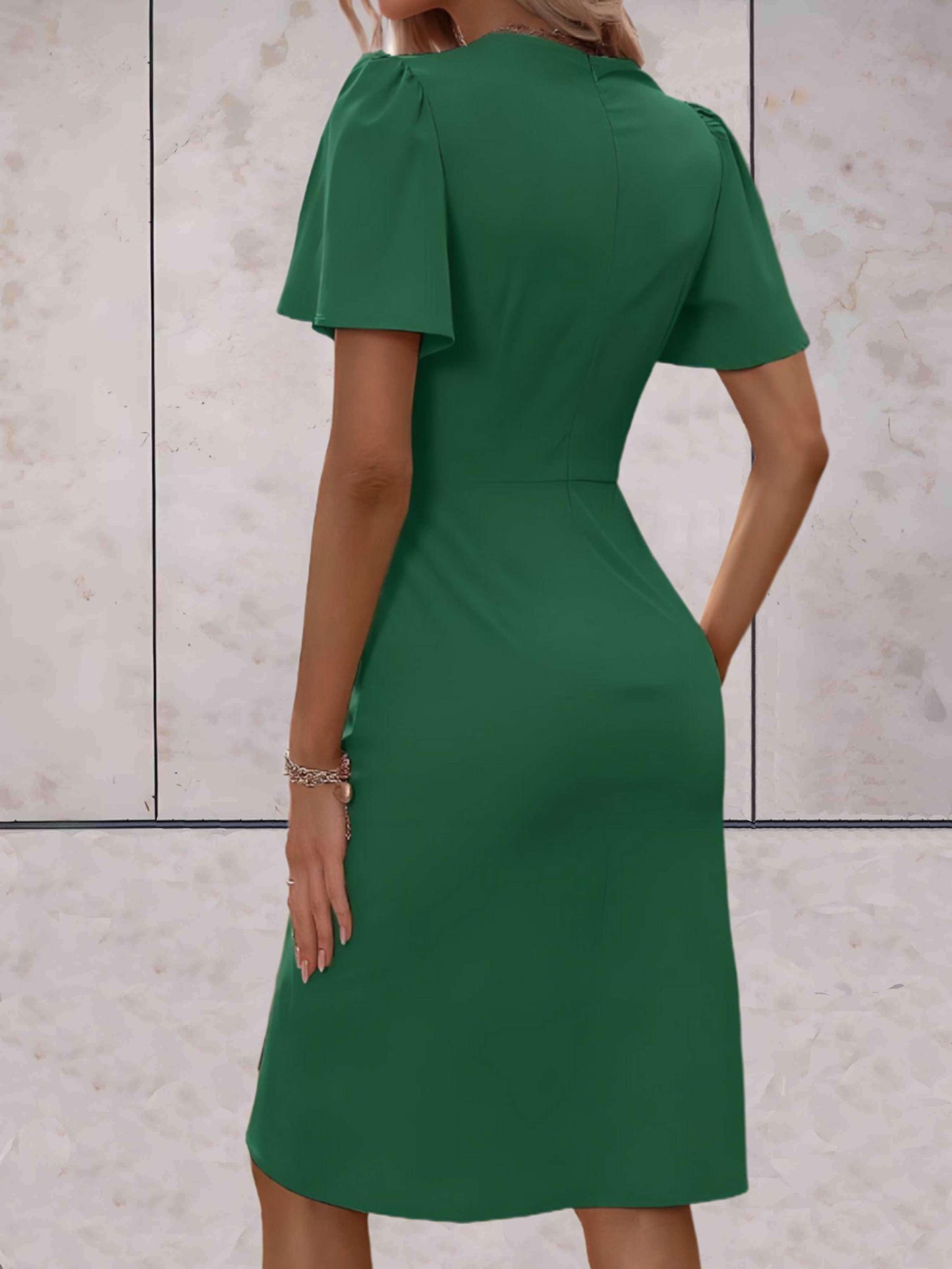 LEONA | Klassisches Wickelkleid mit V-Ausschnitt und Blumendesign