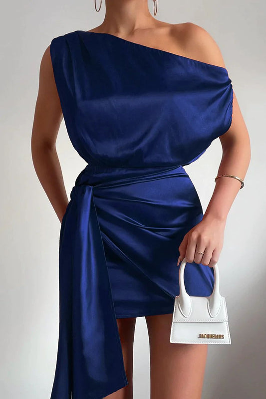 Virella | Ein Schulter Mini Kleid mit Satin Glanz