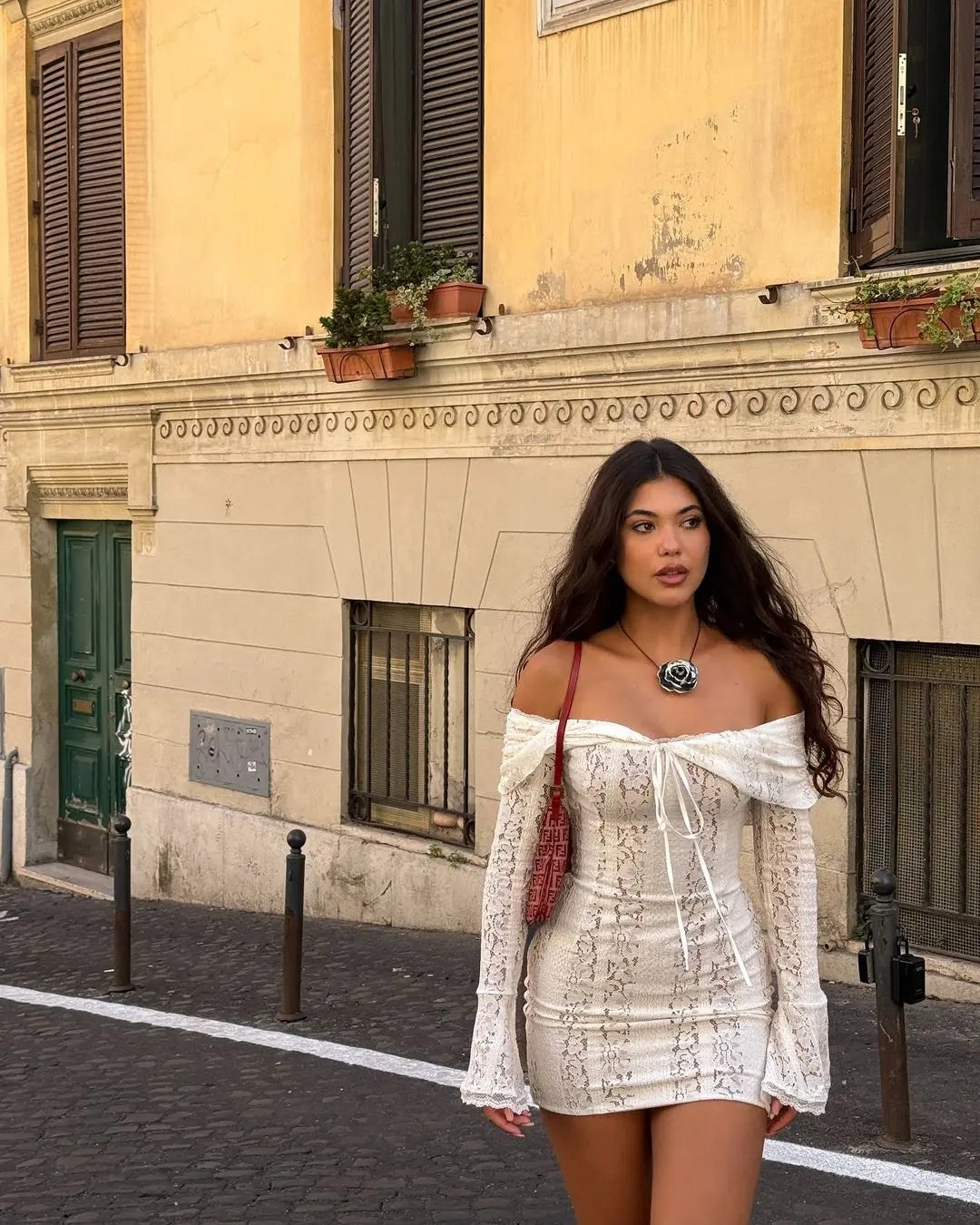 Noémie – Elegantes Off-Shoulder Maxi-Kleid mit Spitze und Rüschen
