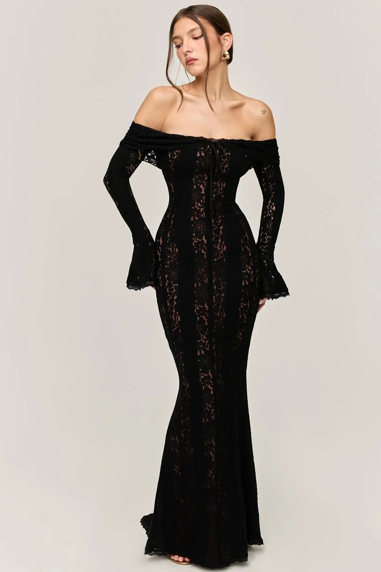 Noémie – Elegantes Off-Shoulder Maxi-Kleid mit Spitze und Rüschen