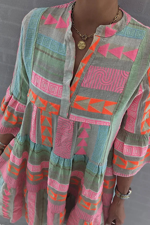 Damenkleid mit 3/4 Ärmeln und geometrischem Muster | Mini & Modern