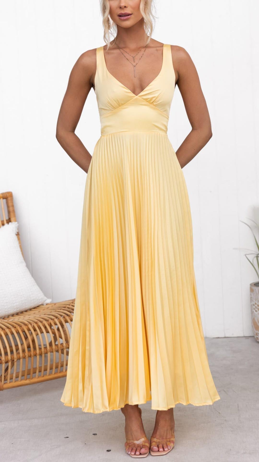 Solenya | Plissiertes Maxikleid mit V-Ausschnitt in Sonnengelb