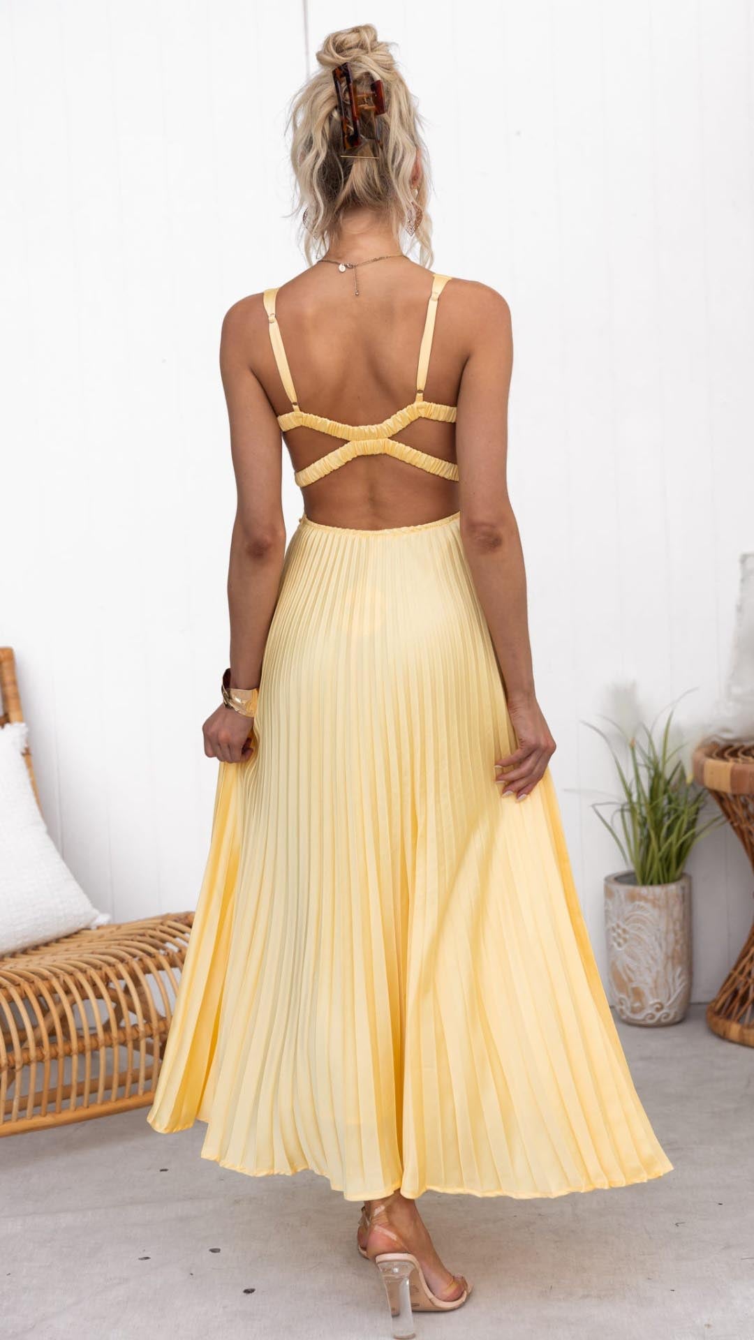 Solenya | Plissiertes Maxikleid mit V-Ausschnitt in Sonnengelb