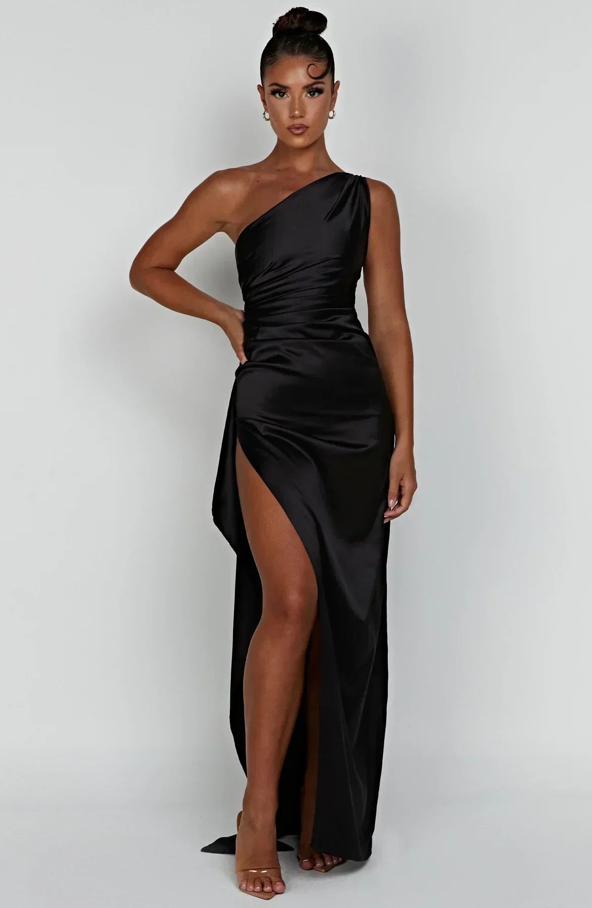 Luxe Satin-Ein-Schulter-Spitzenkleid