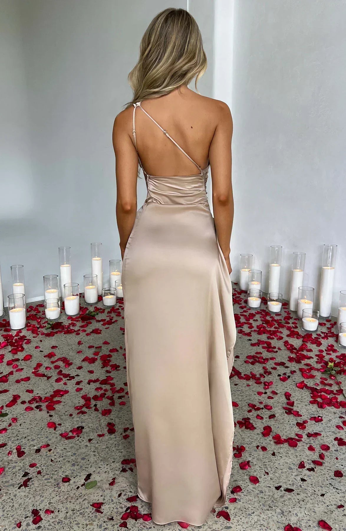 Luxe Satin-Ein-Schulter-Spitzenkleid