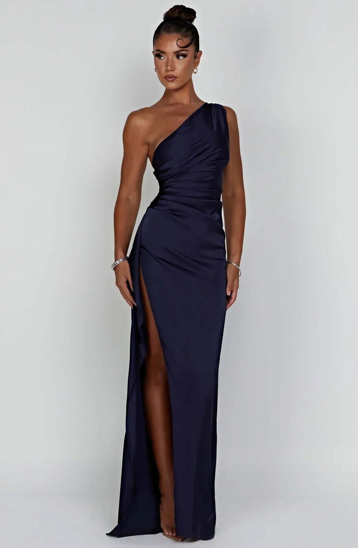 Luxe Satin-Ein-Schulter-Spitzenkleid