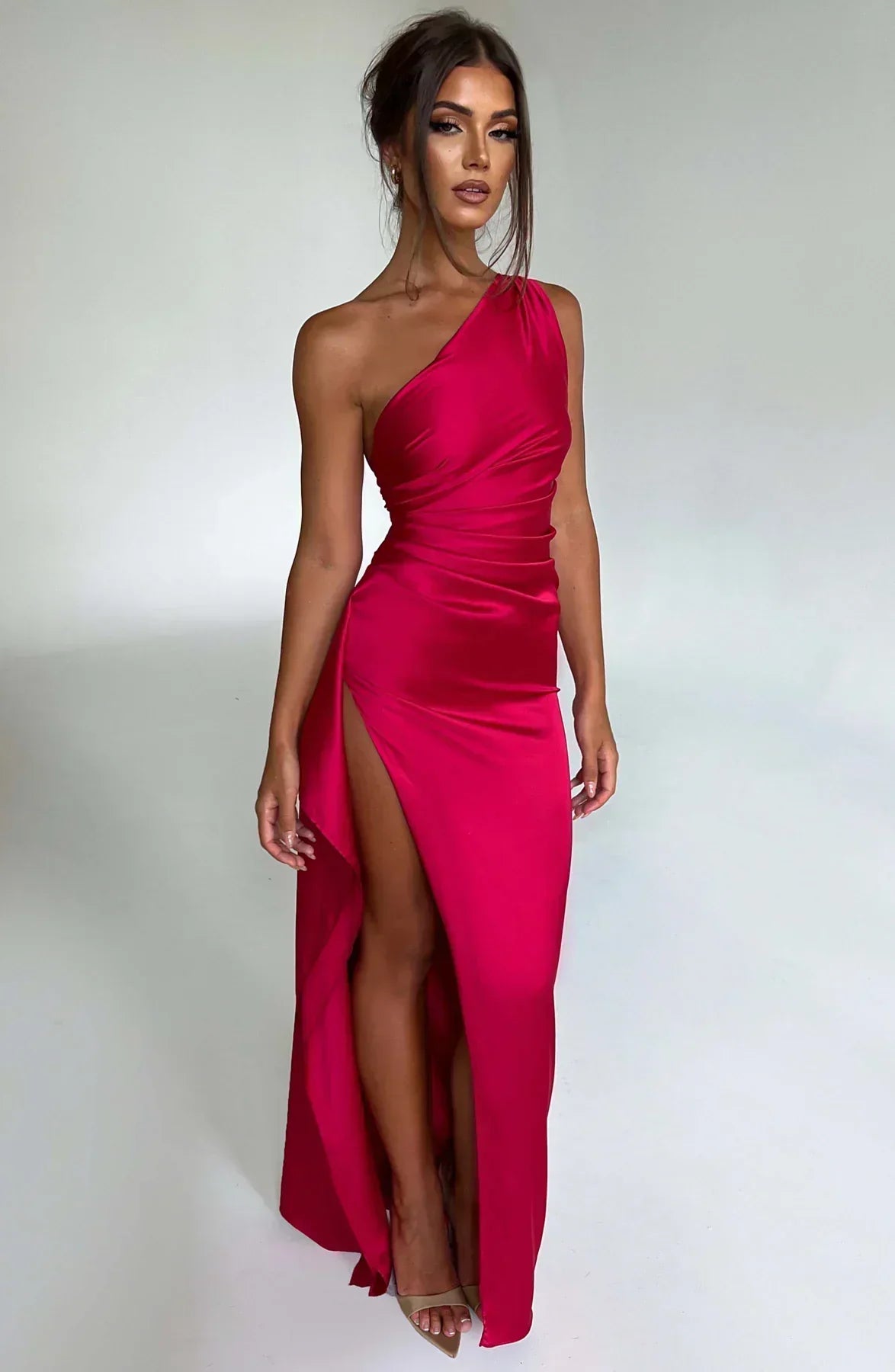 Luxe Satin-Ein-Schulter-Spitzenkleid