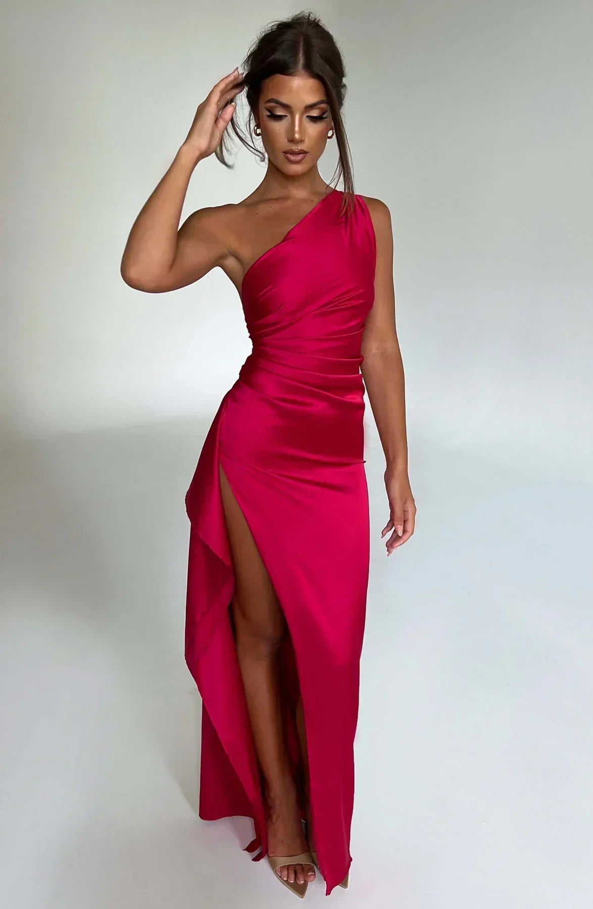 Luxe Satin-Ein-Schulter-Spitzenkleid