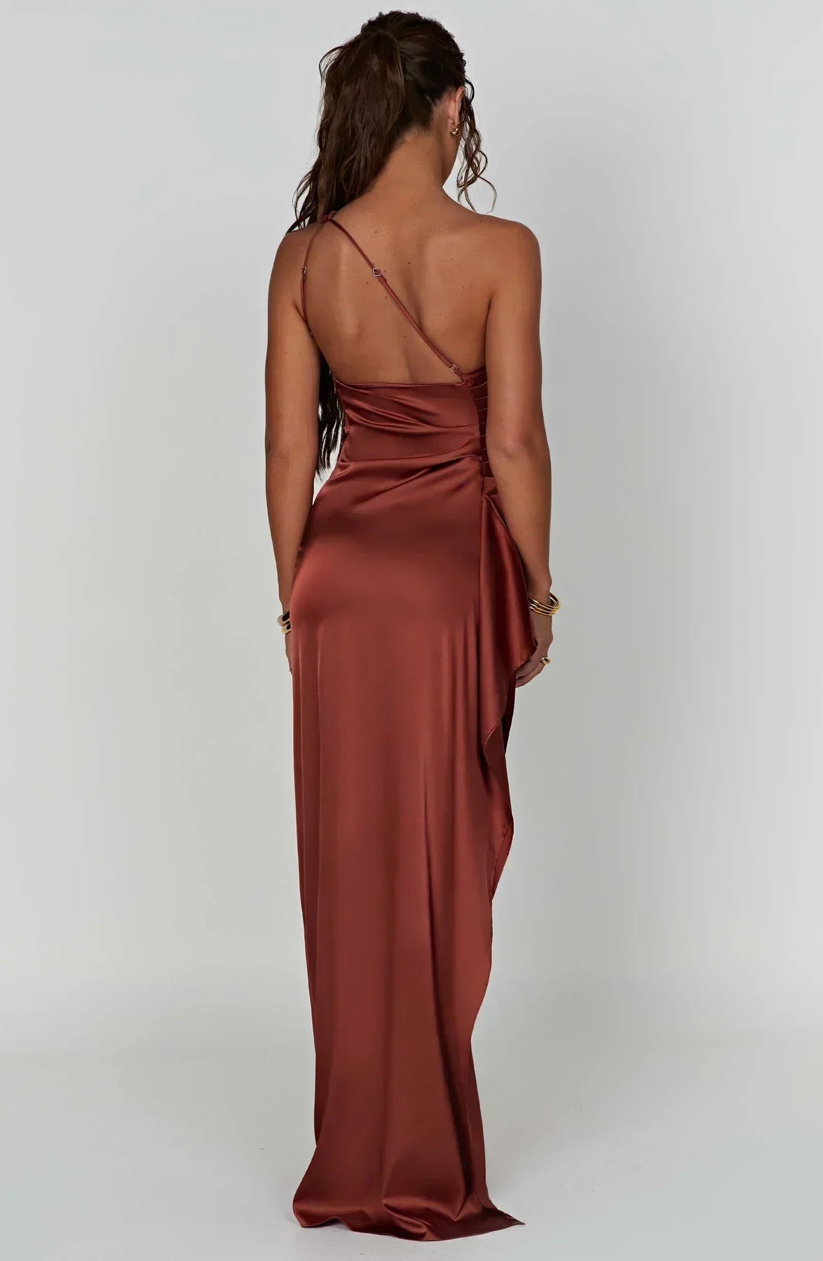 Luxe Satin-Ein-Schulter-Spitzenkleid