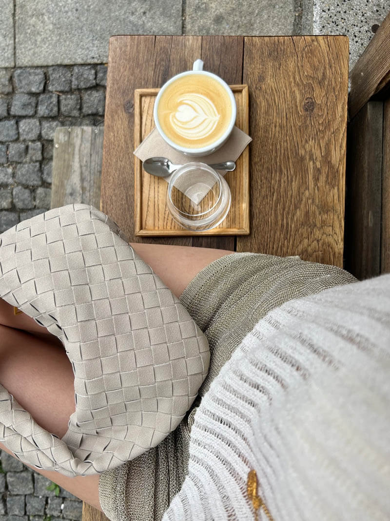 Elsa – Modische Mini-Tasche aus veganem Wildleder mit Knotendesign