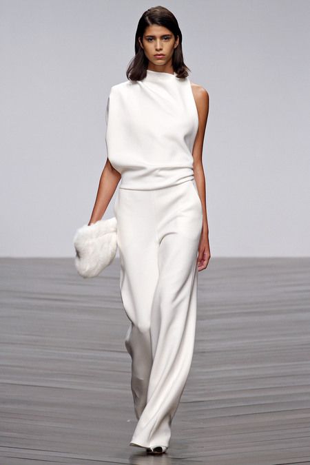 Loreva | Asymmetrischer Jumpsuit mit Hohem Kragen und Freiem Schulter